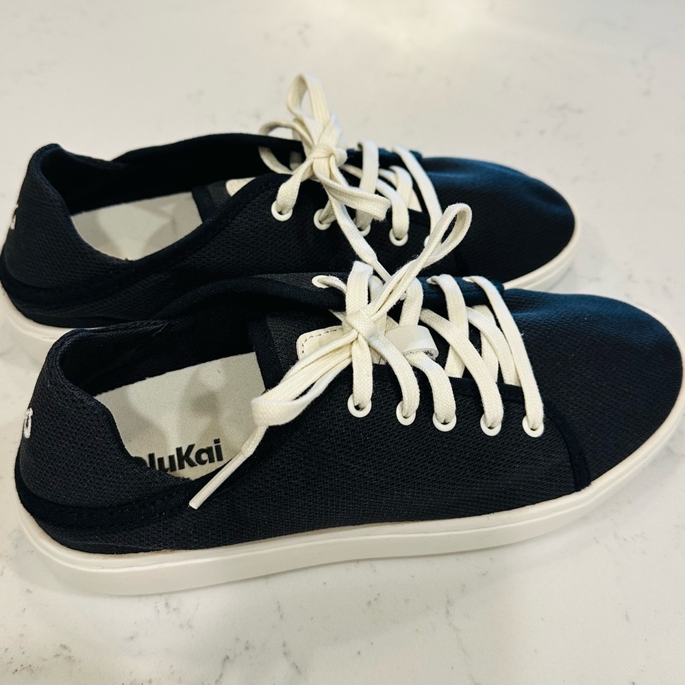 OluKai Pehuea Li Sneakers Black/ White Sand Womens 7